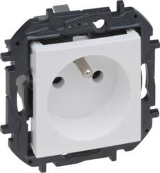 Legrand Niloe Step 2p+z socket automatic