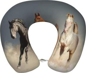 Three Horses Runs Free ceļojuma spilvens
