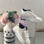 Baltas botes uz platformu