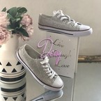 Convers tipa kediņas, pelēkas