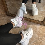 Augstās baltas botes