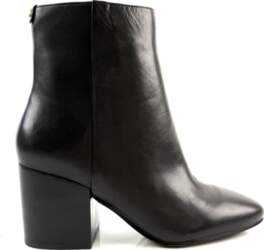 GUESS 38