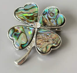 Broša perlamutra "Clover"
