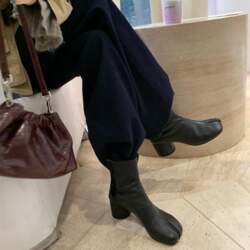 Height gain. Split-toed boots, thick heel