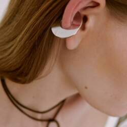 LEYIE DISC EAR CUFF LARGE SILVER