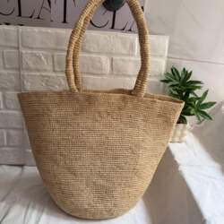 Classic Handmade Raffia Tote: Versatile Straw