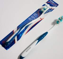 Medium Bristle Toothbrush (White/Blue)