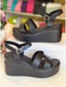 Sandales uz platformas