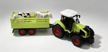 Zaļais traktors ar lielo piekabi un
