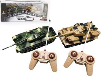 Madej Two R/C tanks fighting |