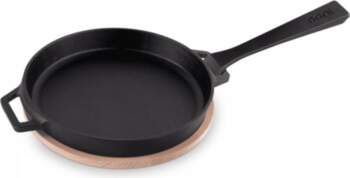 Cast iron pan with removable handle