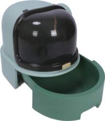 Fully enclosed angular litter box with