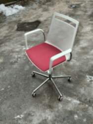 White red plastic krēsls
