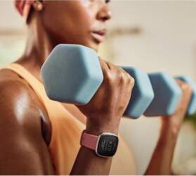 Viedpulkstenis Fitbit Versa 4 Pink Sand/Copper